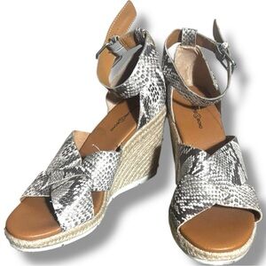 Treasure & Bond Gray and White Snake Print Adjustable Ankle Strap Wedge Sandals